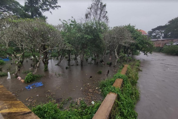 2 Jam Diguyur Hujan, Begini Penampakan Kuburan di Kota Malang Terendam Banjir