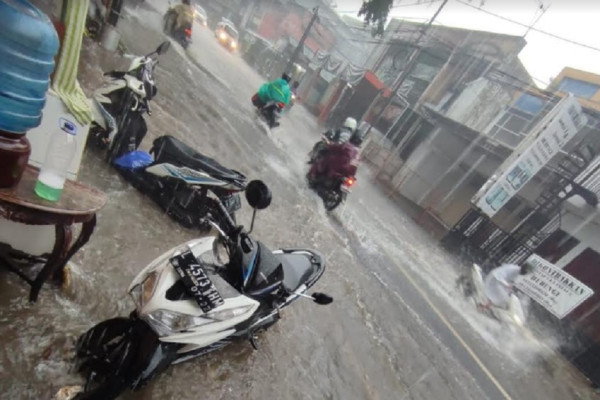 2 Jam Diguyur Hujan, Begini Penampakan Kuburan di Kota Malang Terendam Banjir