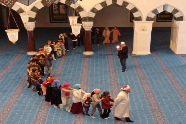 Imam Masjid di Turki Ajak Anak-anak Bermain Usai Tarawih