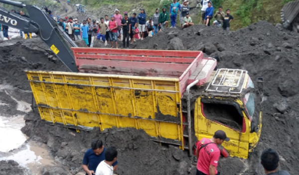 Mengerikan! Truk Terkubur Lahar Gunung Merapi di Sungai Gendol