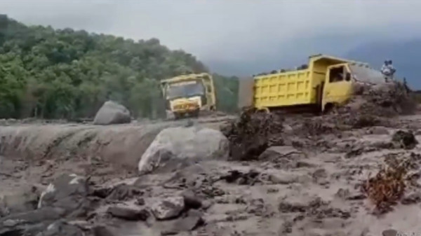 2 Truk Terseret Banjir Lahar Dingin Gunung Semeru, Jalur Alternatif Lumajang-Malang kembali Ditutup