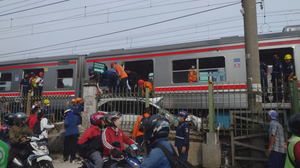 Penampakan Mobil Ringsek Ditabrak KRL Commuter Line di Perlintasan Citayam-Depok