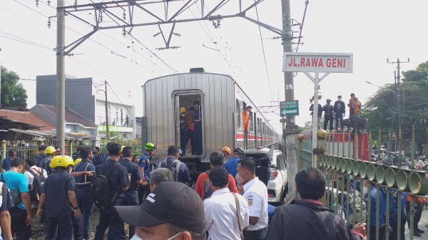 KRL Commuter Line Tabrak Mobil di Depok, Pengendara Alami Luka Parah