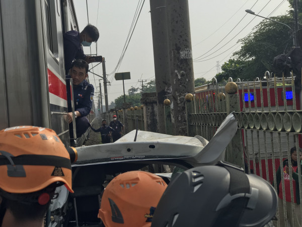 Penampakan Mobil Ringsek Ditabrak KRL Commuter Line di Perlintasan Citayam-Depok