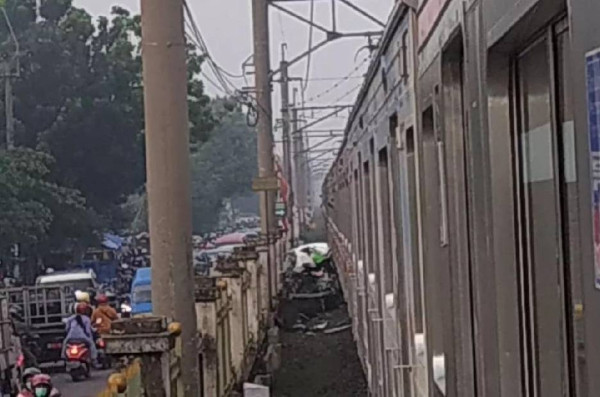 KRL Gangguan, Commuter Line Tabrak Mobil di Perlintasan Citayam-Depok