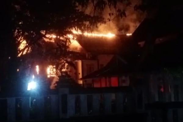 Breaking News! Kantor Bupati Halmahera Selatan Terbakar Hebat