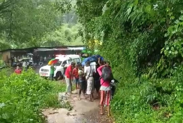Memilukan! Akibat Jalan Rusak Warga di Sikka Harus Jalan Kaki Panggul Peti Jenazah Sejauh 9 Km