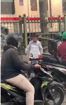 Sakti! Detik-detik Pengemudi Keluar dari Mobil Hancur Tertabrak KRL di Citayam