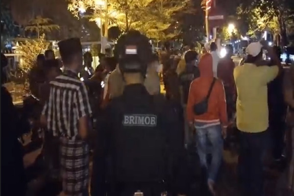 Mencekam! Tengah Malam Massa Kepung Rumah Dinas Sekda Pamekasan Tuntut Penundaan Pilkades