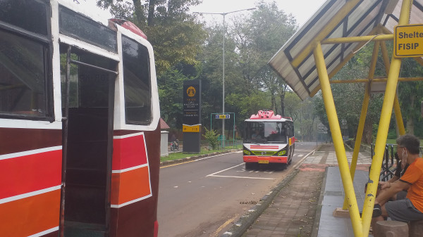 Jelang Demo 21 April; 2 Bus Metromini Sudah Standby di Kampus UI, Massa Masih Sepi