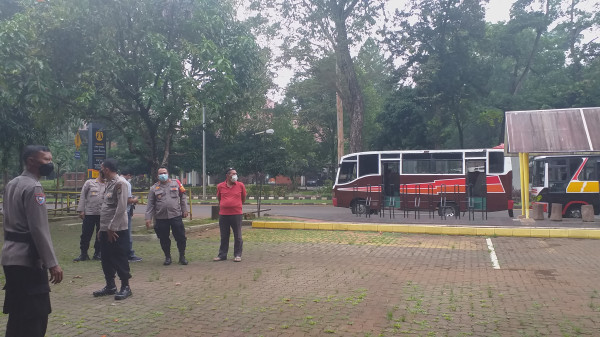 Jelang Demo 21 April; 2 Bus Metromini Sudah Standby di Kampus UI, Massa Masih Sepi