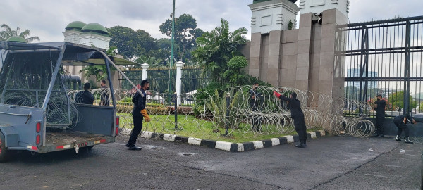 Ngeri! Water Barrier Raksasa Dipasang Halau Massa Demo 21 April di Gedung DPR
