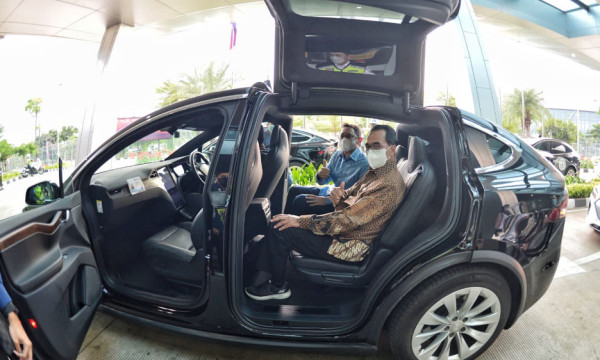Jajal Taksi Tesla Besutan BlueBird, Menhub: Empuk, Serasa Jadi Orang Kaya