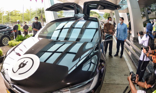 Jajal Taksi Tesla Besutan BlueBird, Menhub: Empuk, Serasa Jadi Orang Kaya