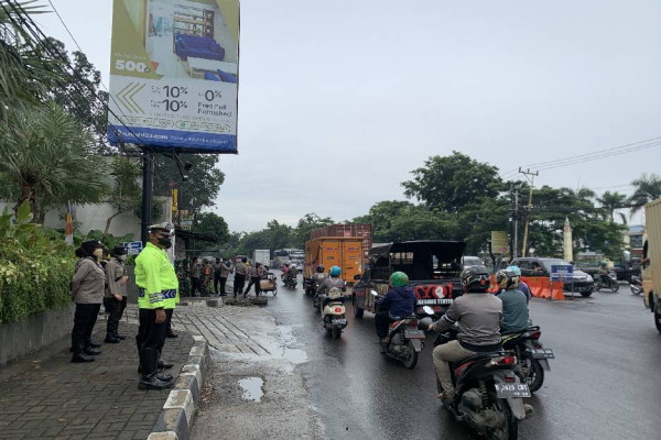 Demo 21 April, Puluhan Aparat TNI-Polri Berjaga di Perbatasan Tangerang-Jakarta