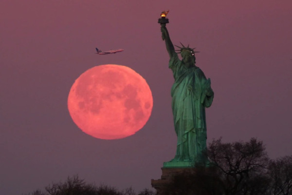 Ngeri, Amerika Ternyata Pernah Ingin Melubangi Bulan dengan Nuklir