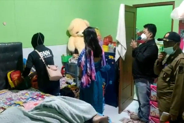 Tak Kuat Tahan Nafsu, 3 Pasangan Mesum Digerebek Satpol PP saat Asyik Saling Tindih Tanpa Baju