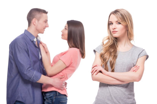 4 Tips Kalau Kamu Terjebak dalam Hubungan Cinta Segitiga