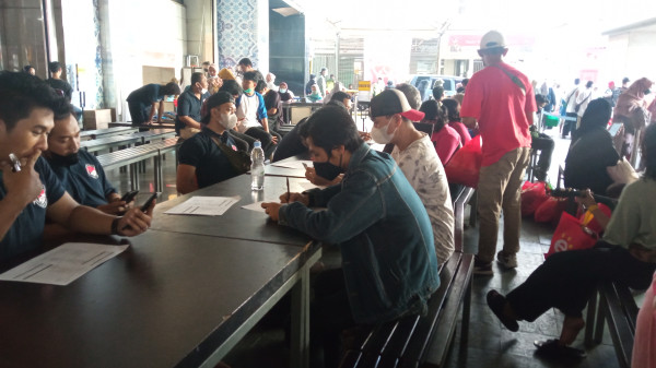 Sambil Berbelanja, Warga Ramai Vaksin Booster Berhadiah Sembako di Tanah Abang