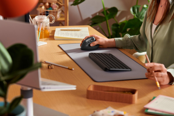 Harga dan Keunggulan Logitech Lift, Mouse Unik Berbentuk Vertikal
