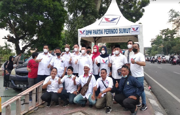 Kader Perindo Sumatera Utara Bagikan Ribuan Takjil di Depan Masjid Raya Medan