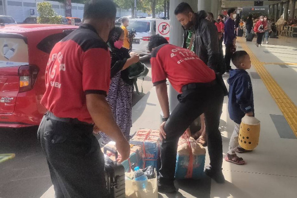Senangnya Porter Stasiun Senen Bisa Kembali Bantu Pemudik setelah 2 Tahun Pandemi