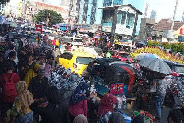 Pengunjung Pasar Tanah Abang Membeludak, Lalu Lintas Macet Parah