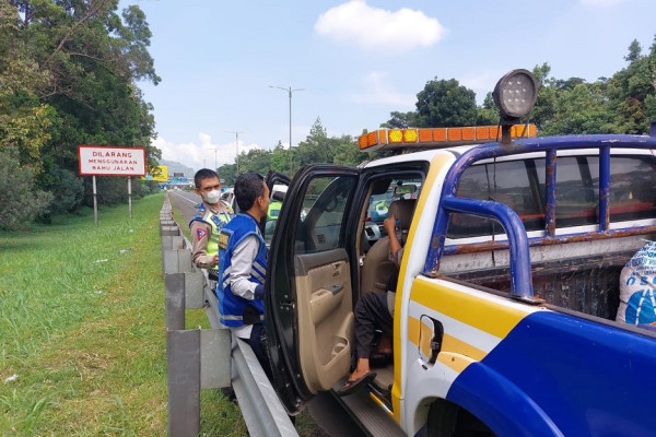 Penampakan ODGJ Berkeliaran di Jalur Cepat Tol Pasteur Bandung