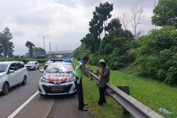 Penampakan ODGJ Berkeliaran di Jalur Cepat Tol Pasteur Bandung