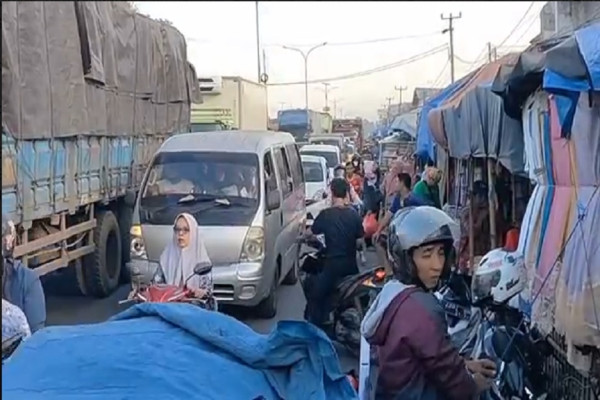 Pemudik Pakai Motor dari Jakarta Terjebak Kemacetan di Jalur Pantura Cirebon
