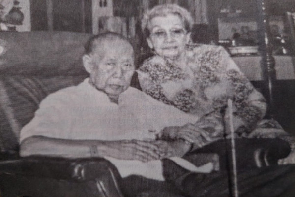 Kisah Jenderal Hoegeng Ledek Bung Karno soal Nama
