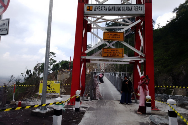 Tak Peduli Bahaya Erupsi Semeru, Ini Penampakan Wisatawan Banjiri Jembatan Gantung Gladak Perak