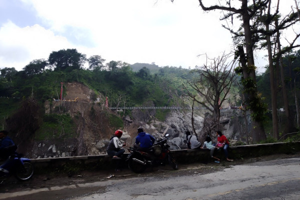 Tak Peduli Bahaya Erupsi Semeru, Ini Penampakan Wisatawan Banjiri Jembatan Gantung Gladak Perak