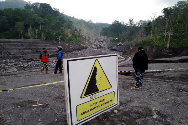 Tak Peduli Bahaya Erupsi Semeru, Ini Penampakan Wisatawan Banjiri Jembatan Gantung Gladak Perak