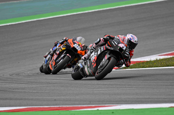 Pembalap MotoGP Aleix Espargaro Boncengan Berempat, Warganet: Indonesian Style!