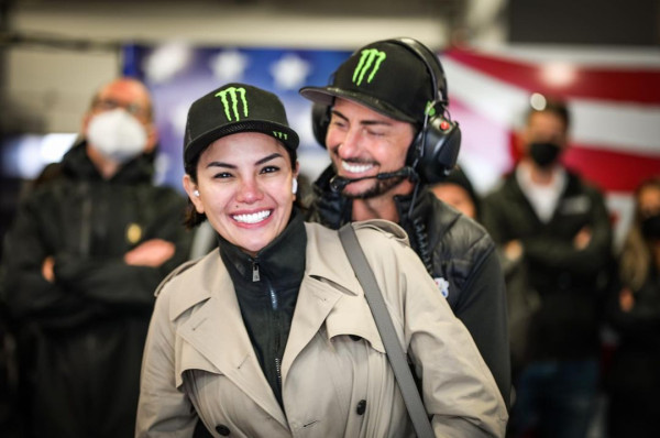5 Potret Mesra Nikita Mirzani dan John Hopkins, Mantan Pembalap MotoGP