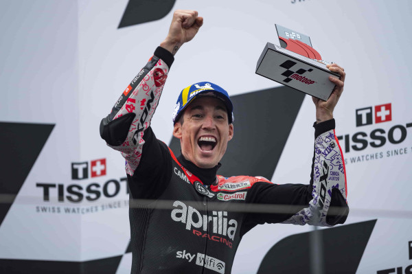 Pembalap MotoGP Aleix Espargaro Boncengan Berempat, Warganet: Indonesian Style!