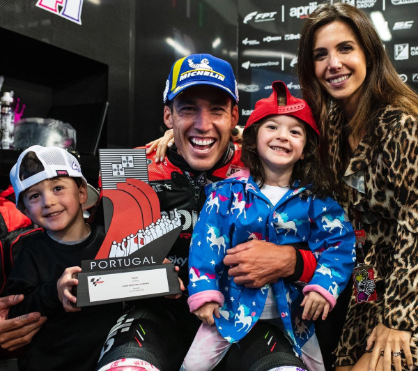 Pembalap MotoGP Aleix Espargaro Boncengan Berempat, Warganet: Indonesian Style!