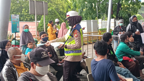 Mudik Aman Lewat Jalur Laut, Polwan Cantik AKP Putri Berpesan Hal Ini