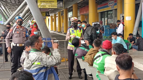 Mudik Aman Lewat Jalur Laut, Polwan Cantik AKP Putri Berpesan Hal Ini