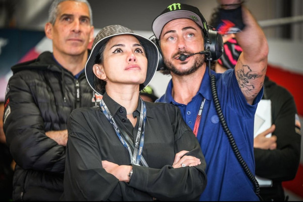 5 Potret Mesra Nikita Mirzani dan John Hopkins, Mantan Pembalap MotoGP