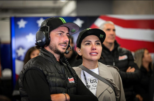 5 Potret Mesra Nikita Mirzani dan John Hopkins, Mantan Pembalap MotoGP