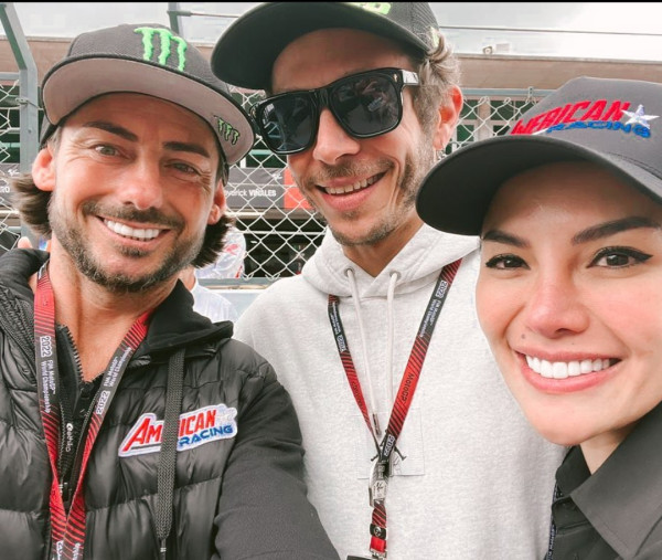 5 Potret Mesra Nikita Mirzani dan John Hopkins, Mantan Pembalap MotoGP