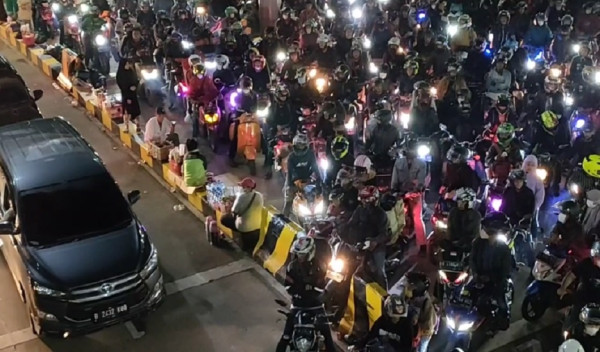 Tertahan Berjam-jam, Pemudik Sepeda Motor Ngamuk ke Petugas Pelabuhan Merak