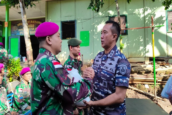Mengharukan, Pati TNI AL Ini Berenang 400 Meter di Laut untuk Sapa Satgas Pulau Terluar