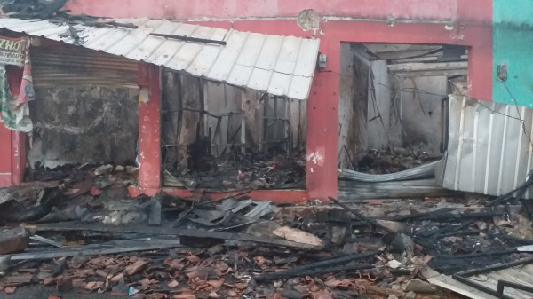 Kebakaran Lahap Deretan Ruko di Rancho Indah, Tower Setinggi 30 Meter Miring