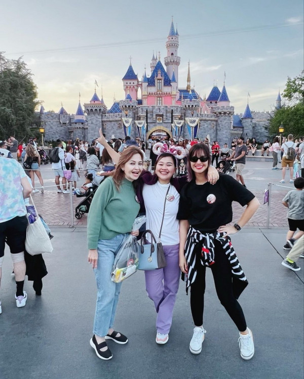 Ini 3 Momen Nia Ramadhani dan Keluarga saat Liburan di Disneyland