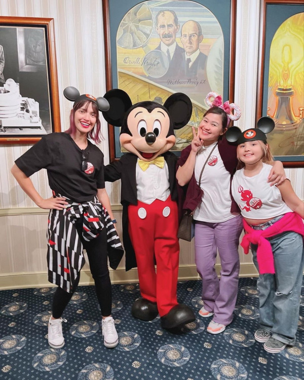 Ini 3 Momen Nia Ramadhani dan Keluarga saat Liburan di Disneyland