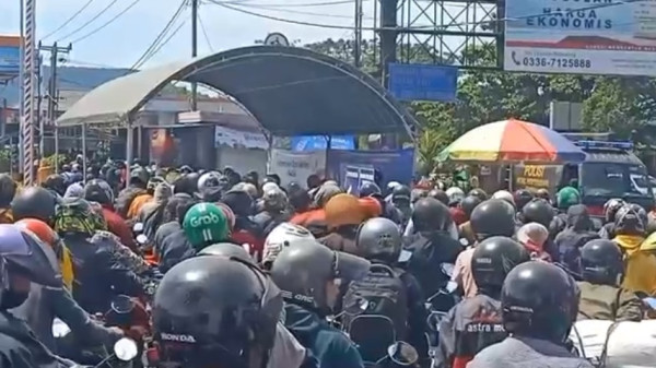 Kepanasan saat Antre, Pemudik Asal Banyuwangi Pingsan di Pelabuhan Gilimanuk