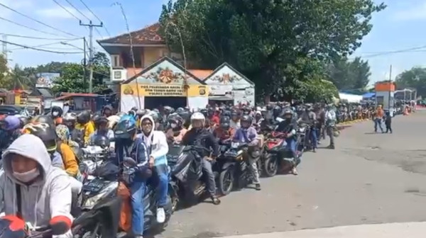 Kepanasan saat Antre, Pemudik Asal Banyuwangi Pingsan di Pelabuhan Gilimanuk